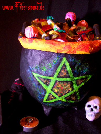 Basteln für Halloween: Hexenkessel aus Pappmaché