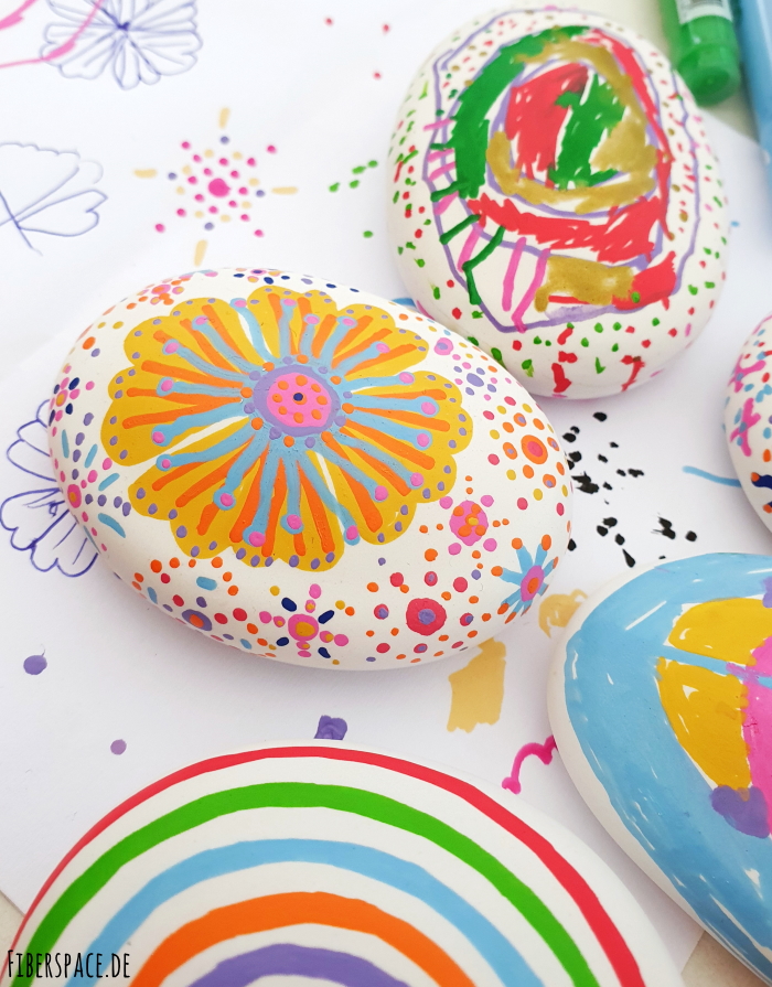 Basteln mit Schulkindern: Steine aus Gießpulver gießen und anschließend mit Acrylstiften bunt bemalen - auch toll für den Kindergeburtstag!