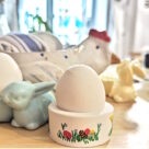 Selbstgegossener und mit Acrylstifen bemalter Eierbecher aus Gießpulver aus Gipsbasis